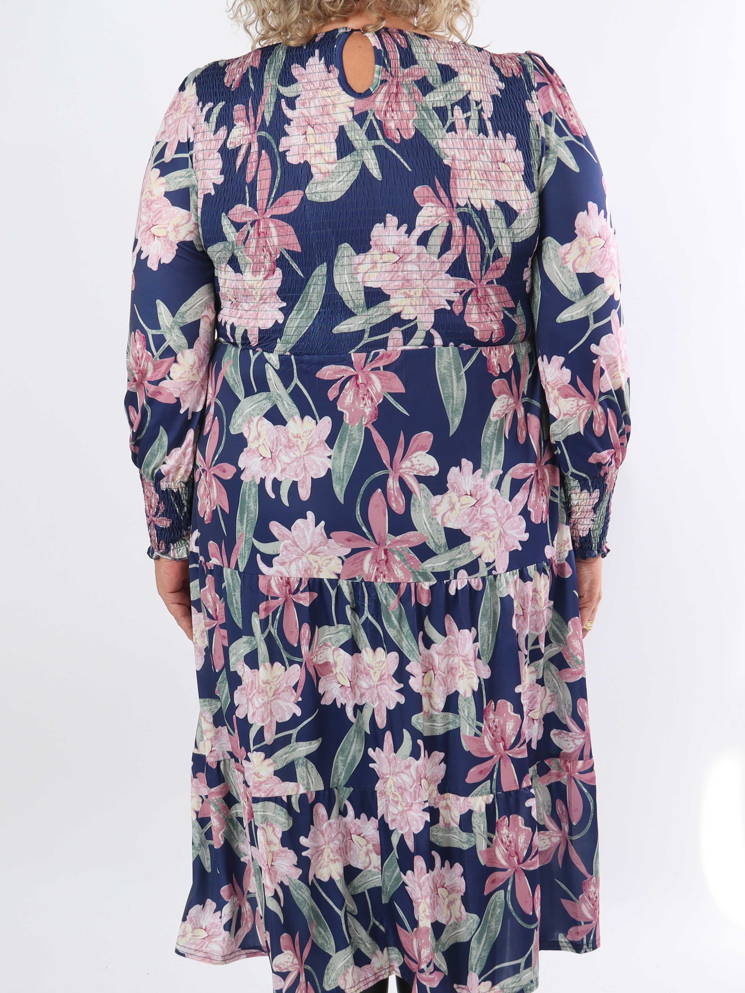 Kelly Flower Dress - Elastisk plus size kjole med smock henover brystet